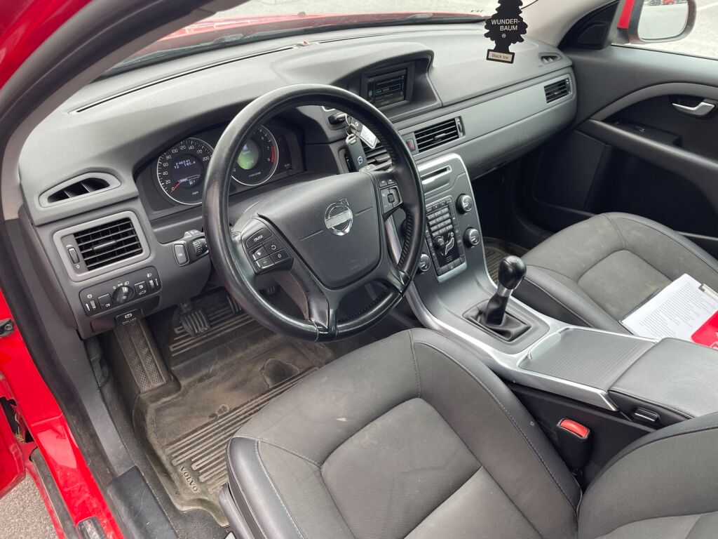 Volvo V70 2013 Punainen