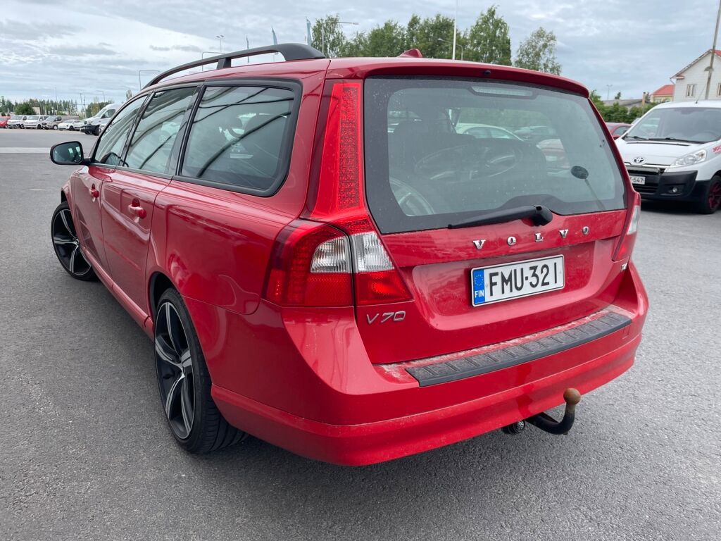 Volvo V70 2013 Punainen