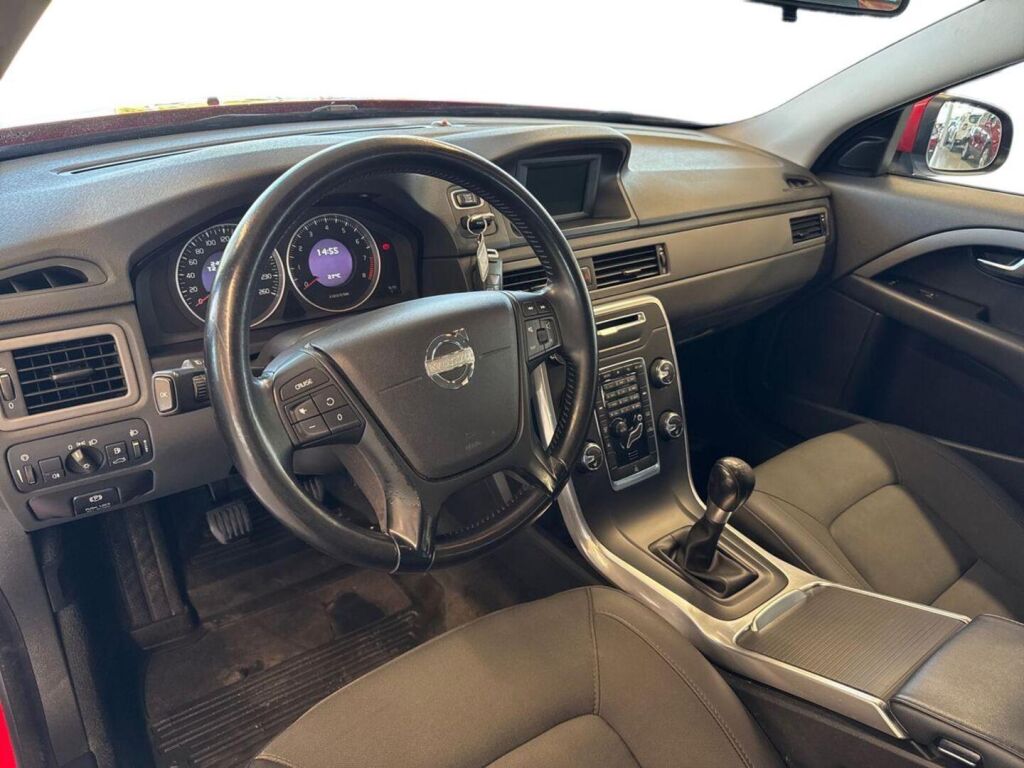 Volvo V70 2013 Punainen