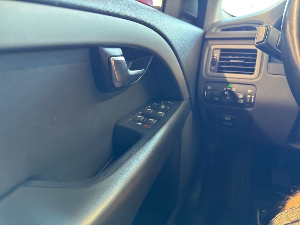 Volvo V70 2013 Punainen