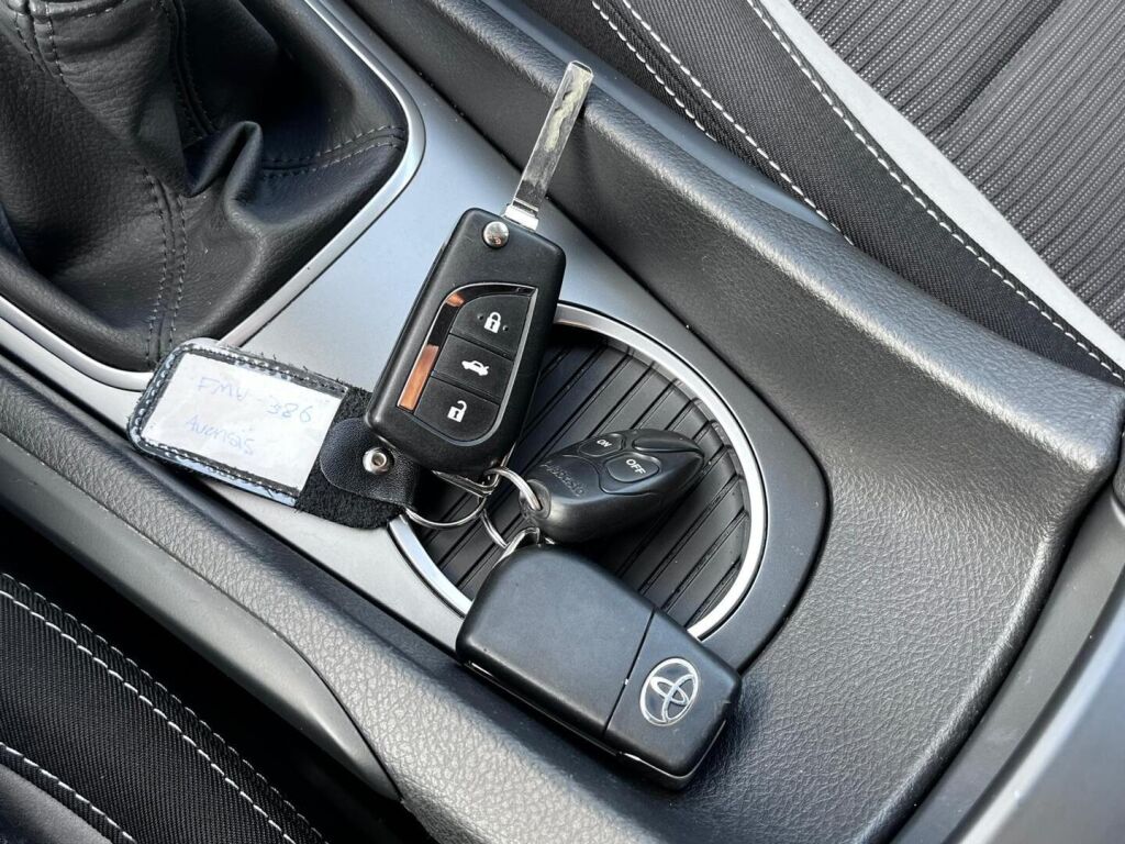 Toyota Avensis 2017 Harmaa