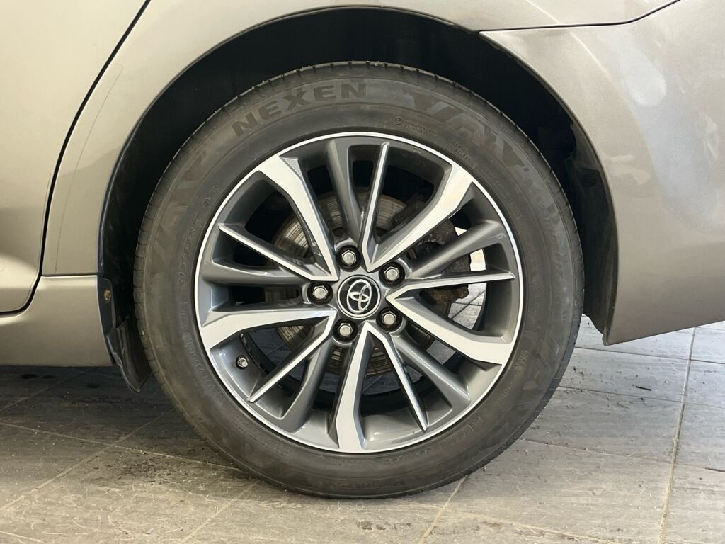 Toyota Avensis 2017 Harmaa