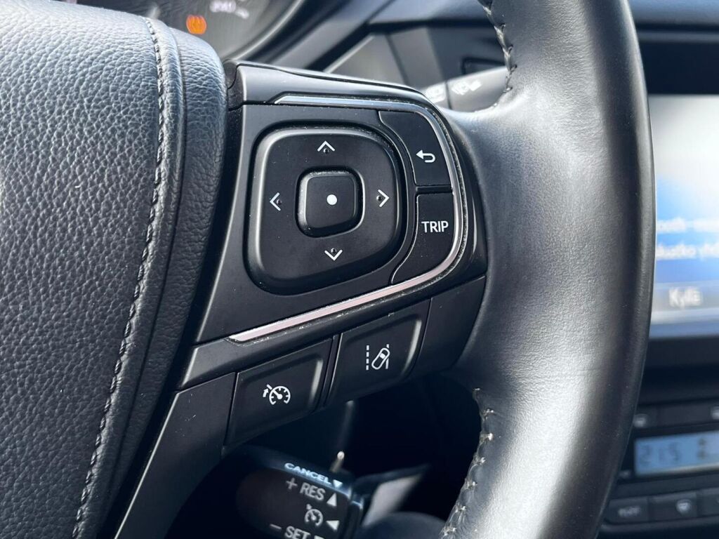 Toyota Avensis 2017 Harmaa