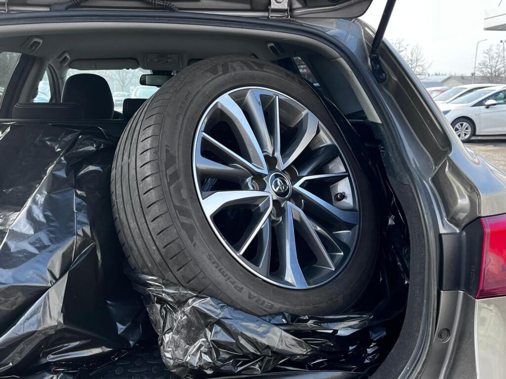 Toyota Avensis 2017 Harmaa