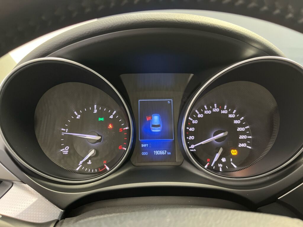 Toyota Avensis 2017 Harmaa