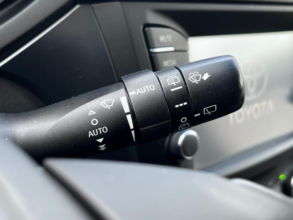 Toyota Avensis 2017 Harmaa