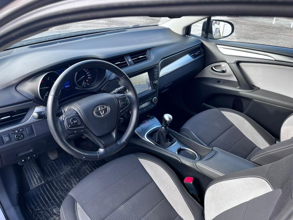 Toyota Avensis 2017 Harmaa