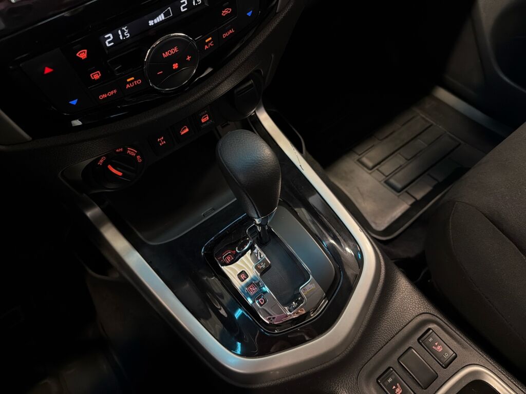 Nissan Navara 2018 Harmaa