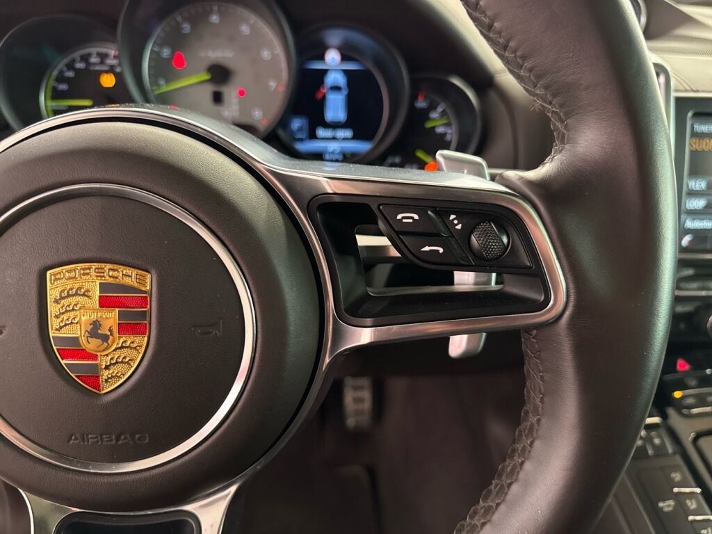 Porsche Cayenne 2015 Ruskea (beige)