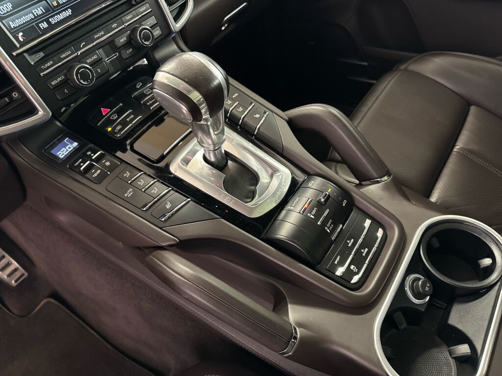 Porsche Cayenne 2015 Ruskea (beige)