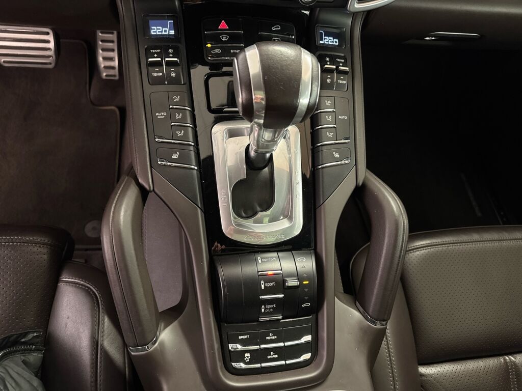 Porsche Cayenne 2015 Ruskea (beige)