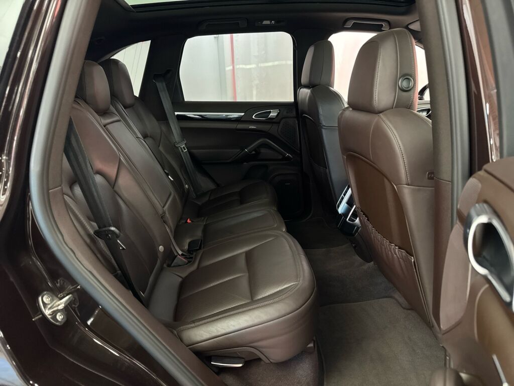 Porsche Cayenne 2015 Ruskea (beige)