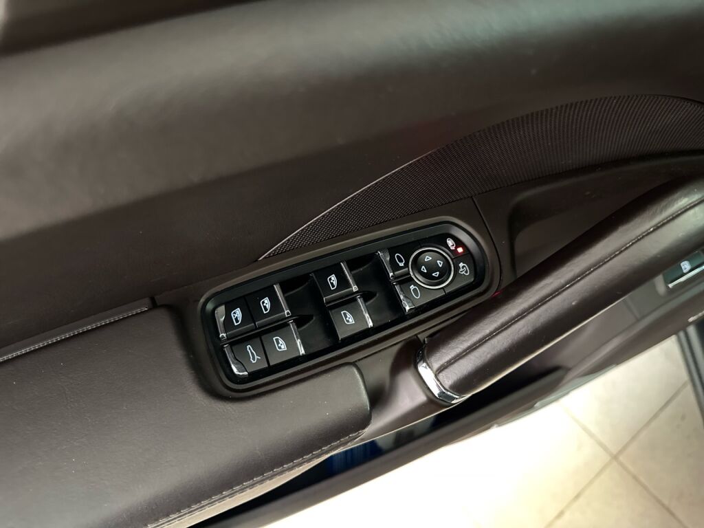 Porsche Cayenne 2015 Ruskea (beige)