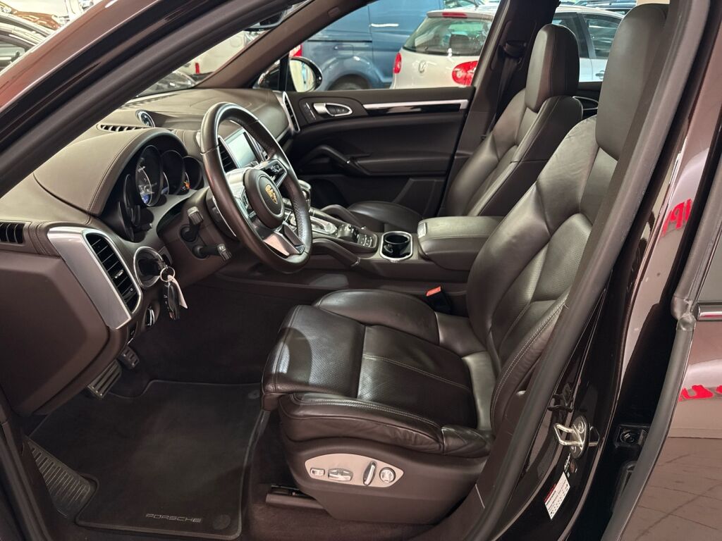 Porsche Cayenne 2015 Ruskea (beige)