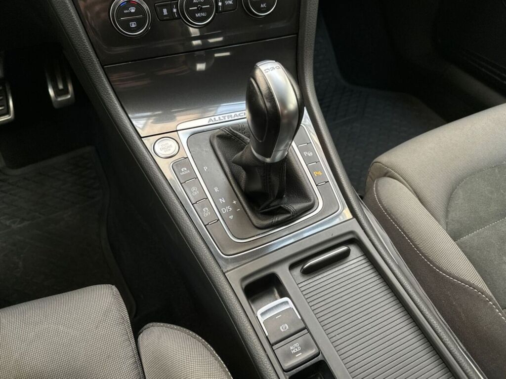Volkswagen Golf 2018 Valkoinen