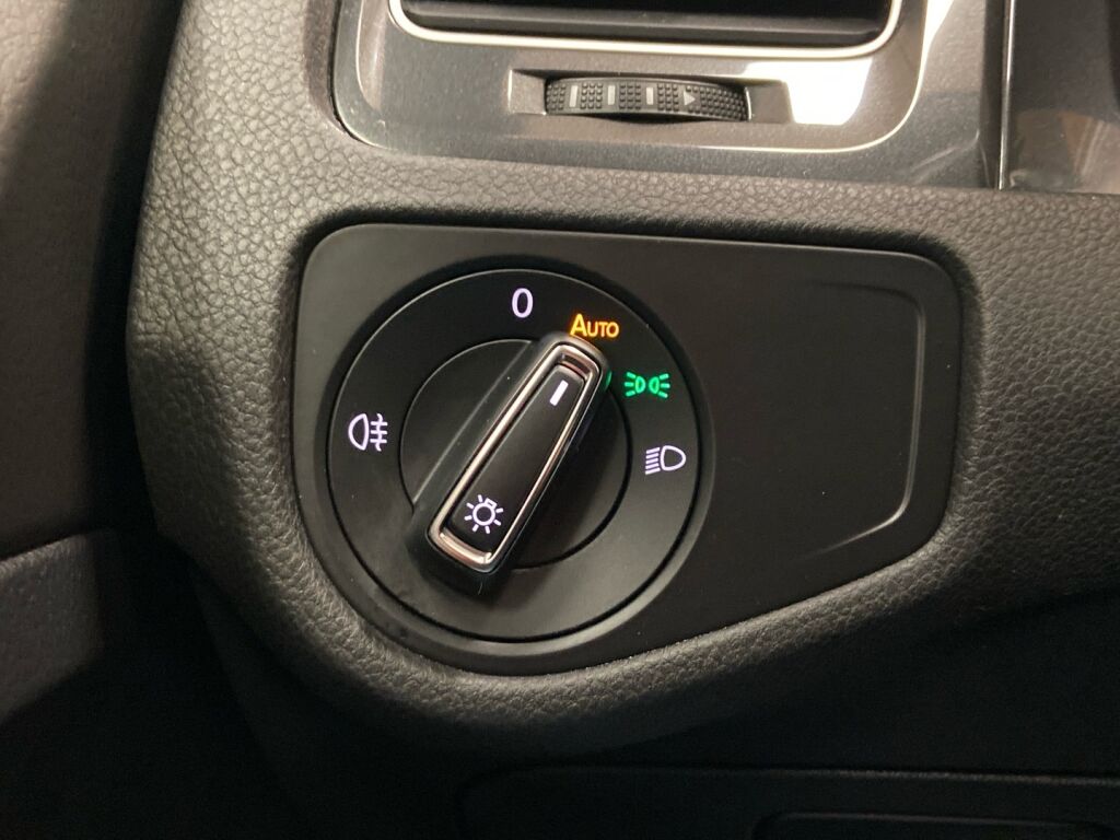 Volkswagen Golf 2018 Punainen