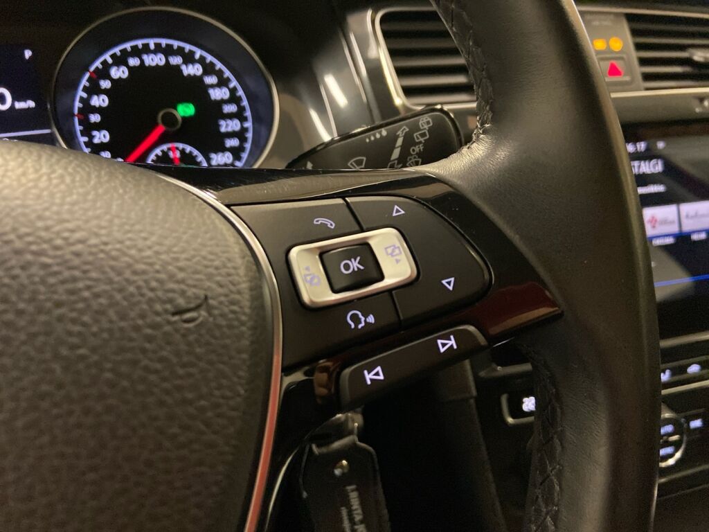 Volkswagen Golf 2018 Punainen