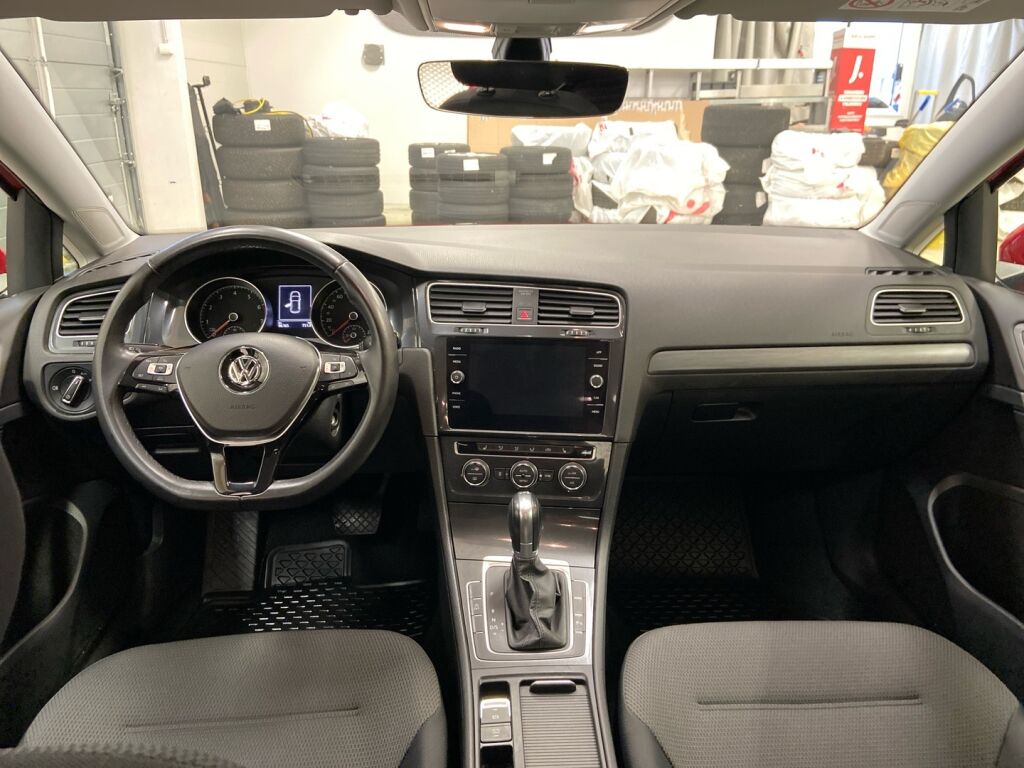 Volkswagen Golf 2018 Punainen