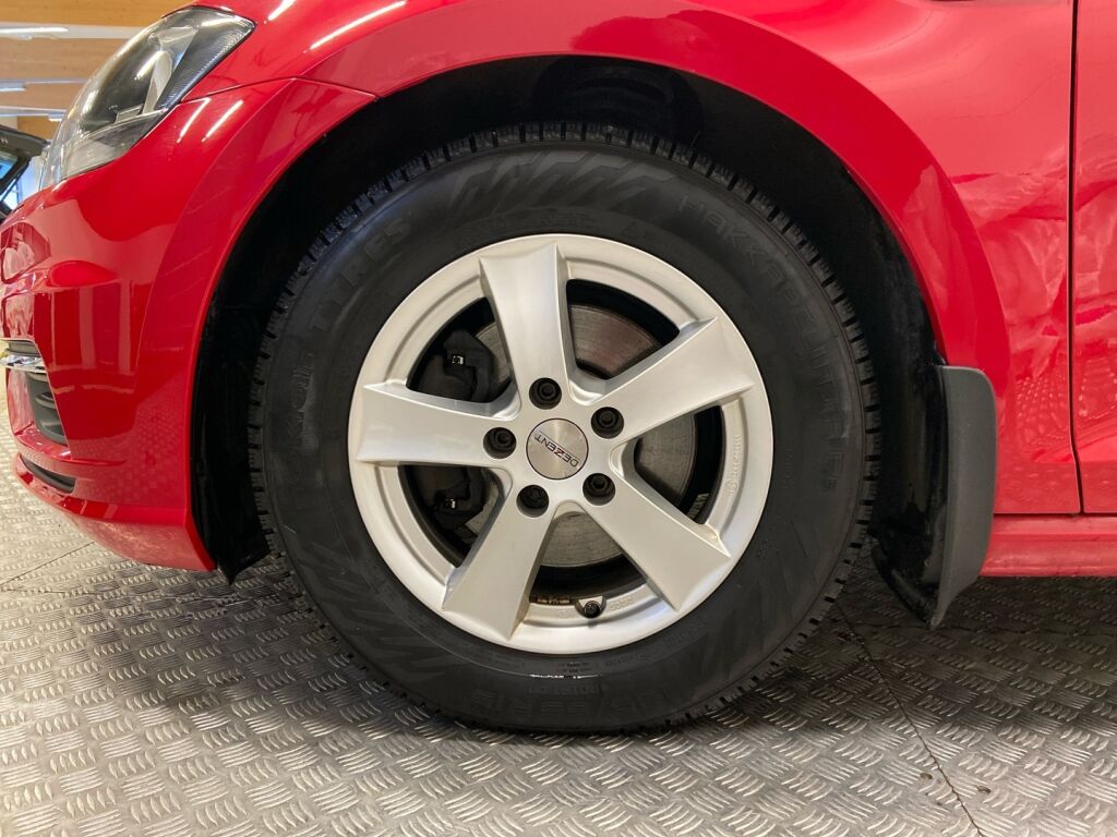 Volkswagen Golf 2018 Punainen
