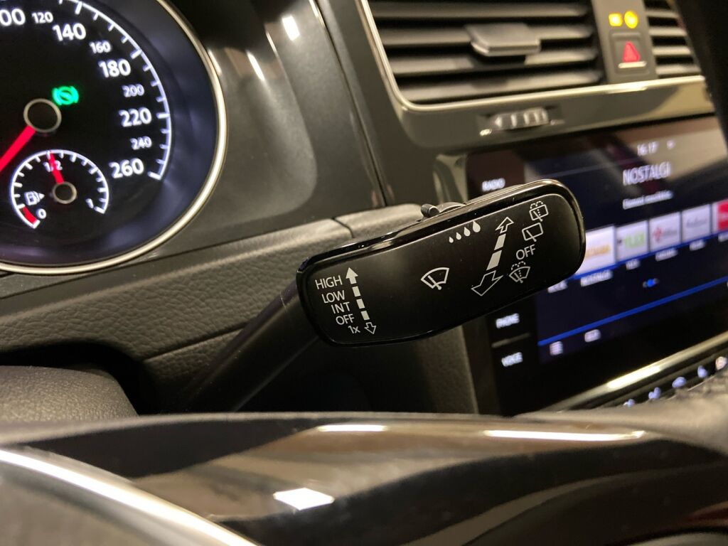 Volkswagen Golf 2018 Punainen