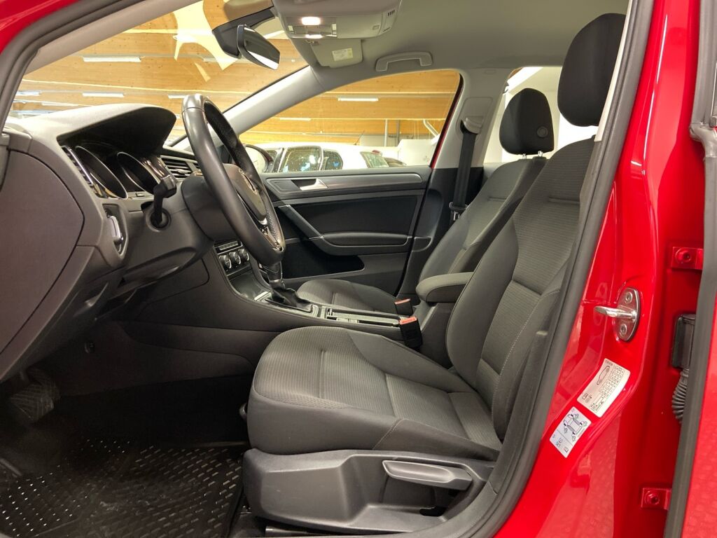Volkswagen Golf 2018 Punainen