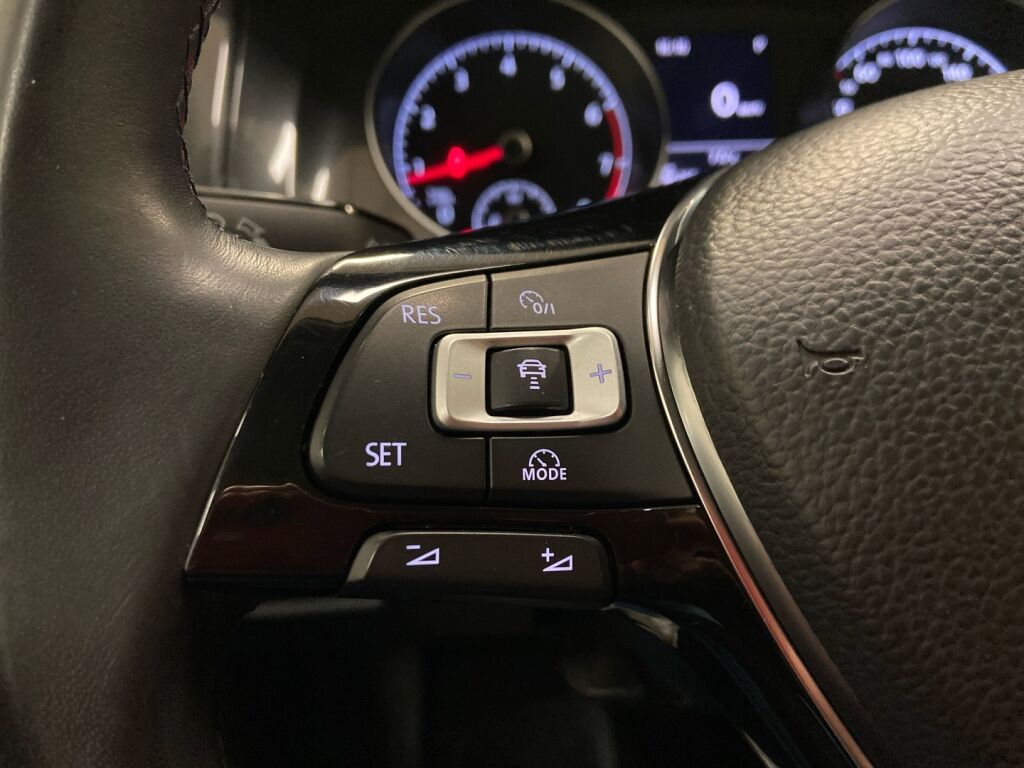 Volkswagen Golf 2018 Punainen