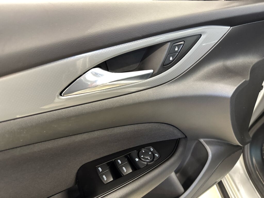 Opel Insignia 2018 Hopea