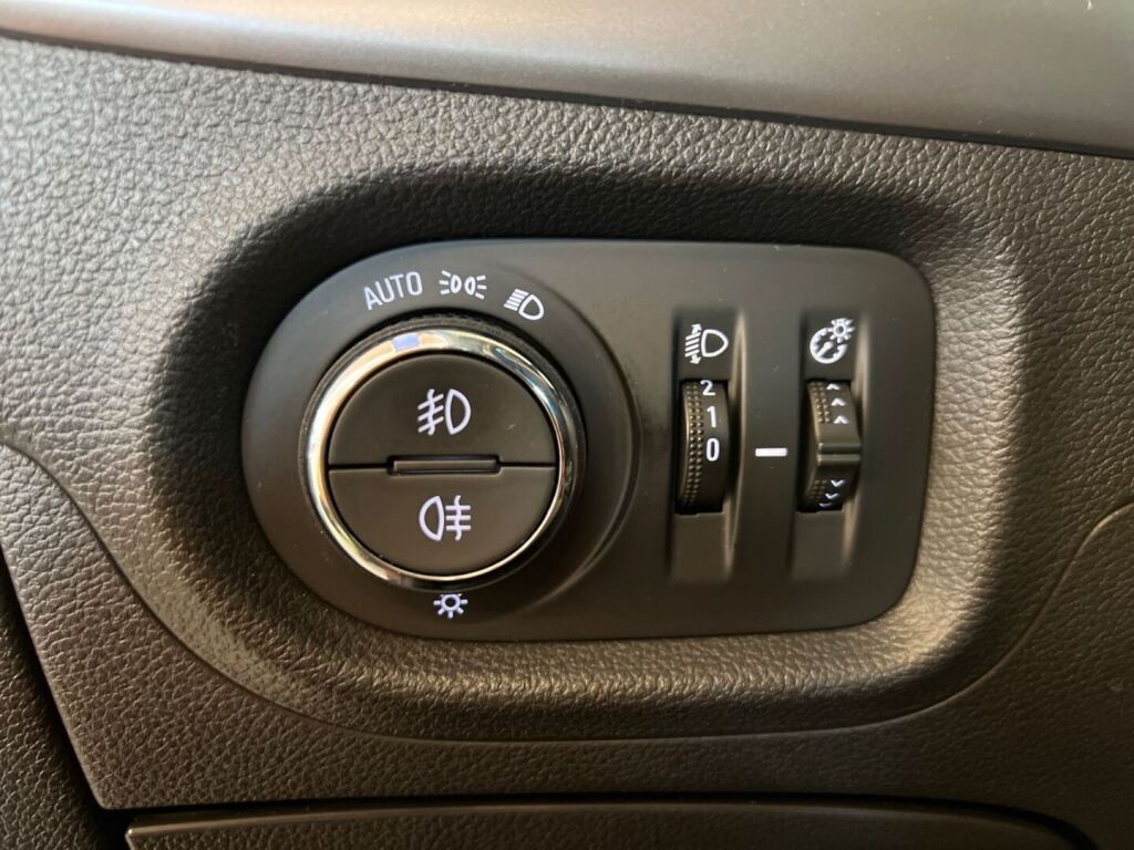 Opel Astra 2018 Punainen