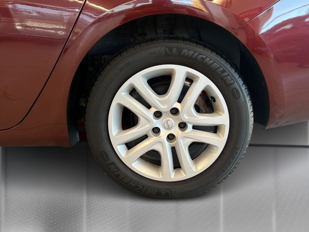 Opel Astra 2018 Punainen