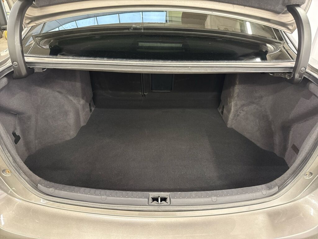 Toyota Avensis 2018 Harmaa