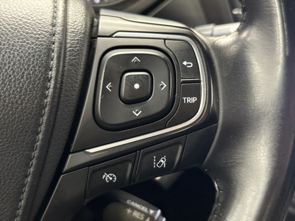 Toyota Avensis 2018 Harmaa