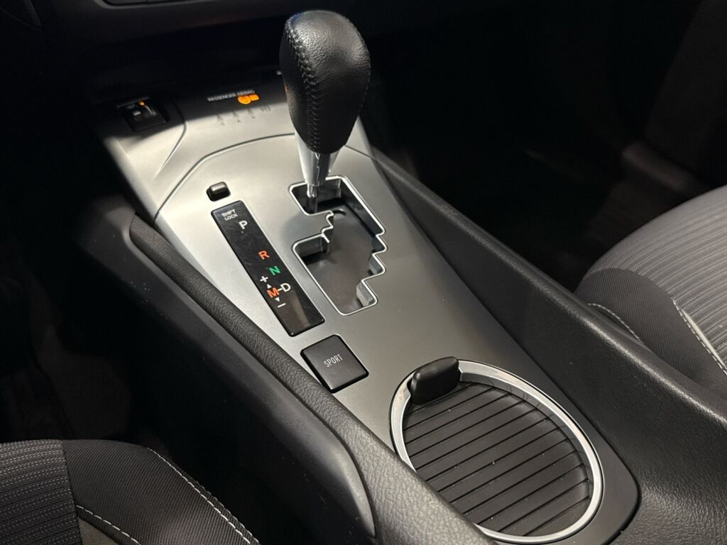 Toyota Avensis 2018 Harmaa