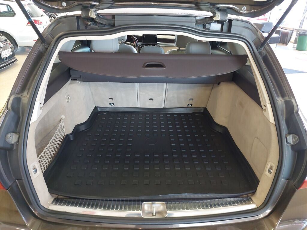 Mercedes-Benz C 2015 Ruskea (beige)