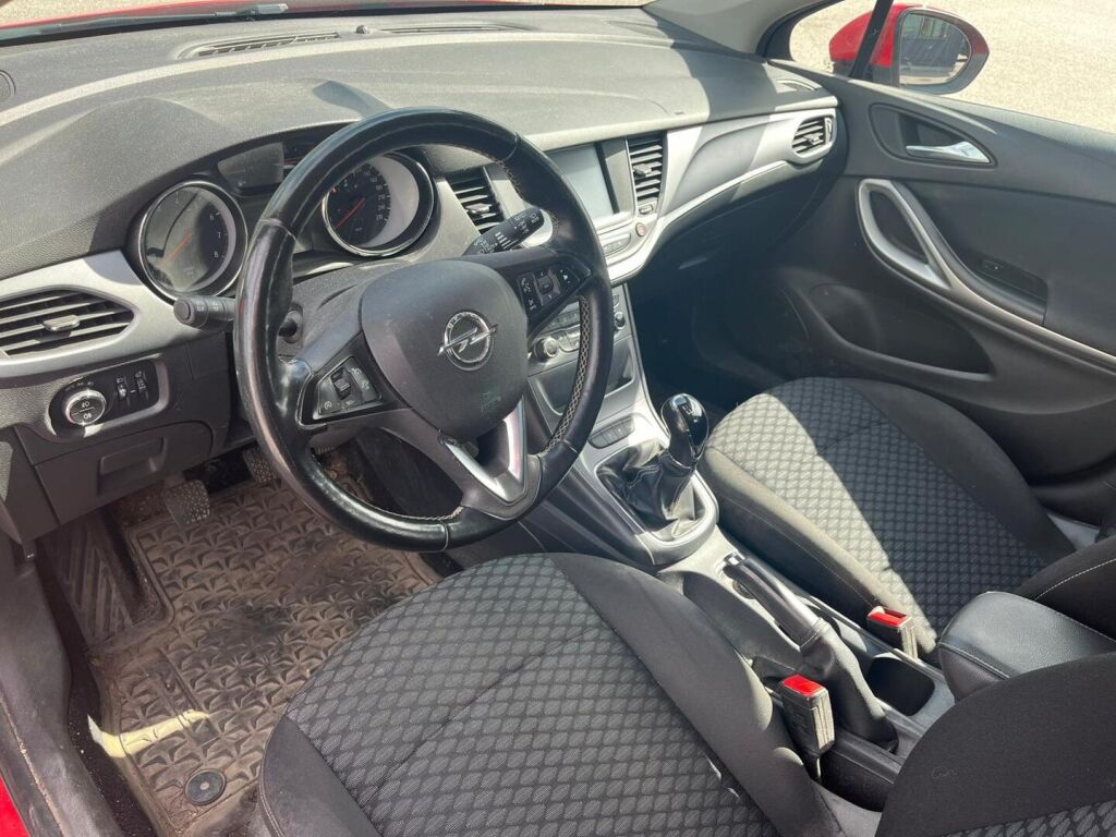Opel Astra 2017 Punainen