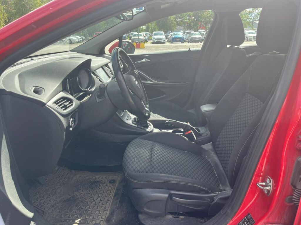 Opel Astra 2017 Punainen
