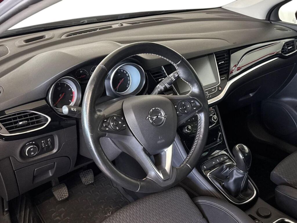 Opel Astra 2018 Punainen