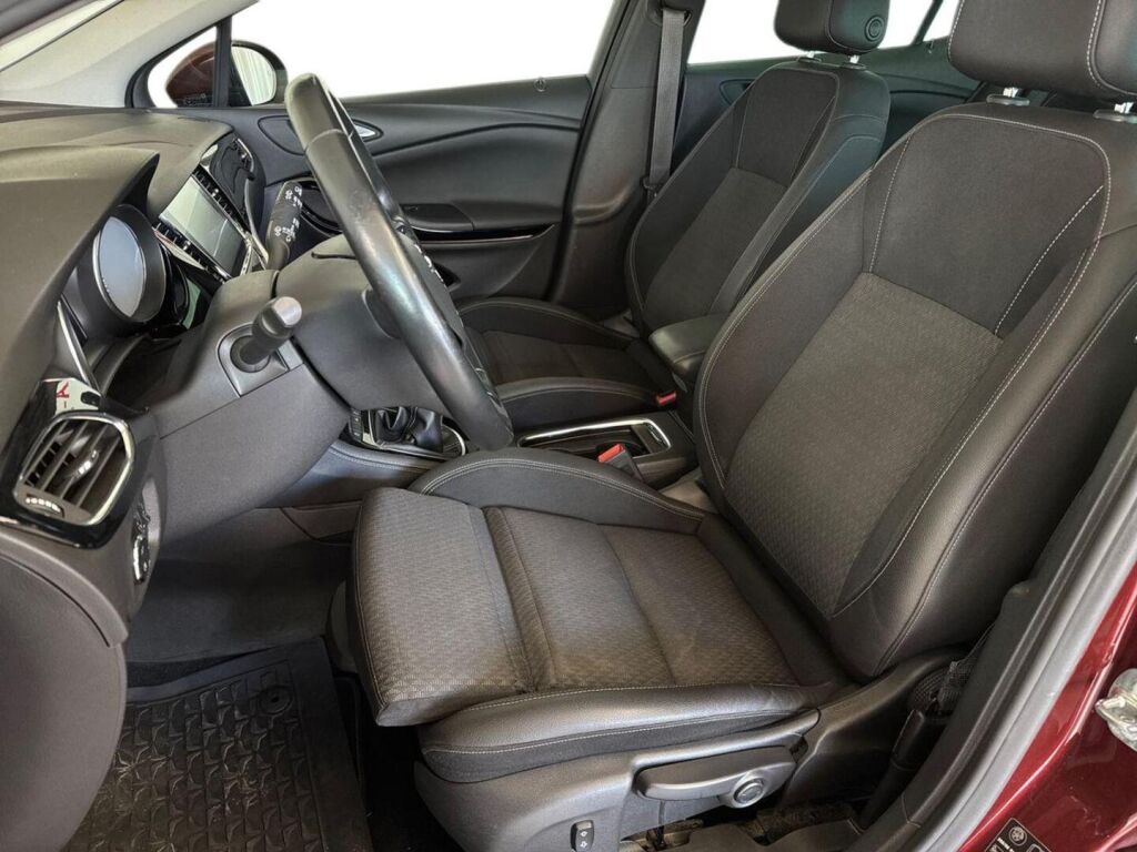 Opel Astra 2018 Punainen