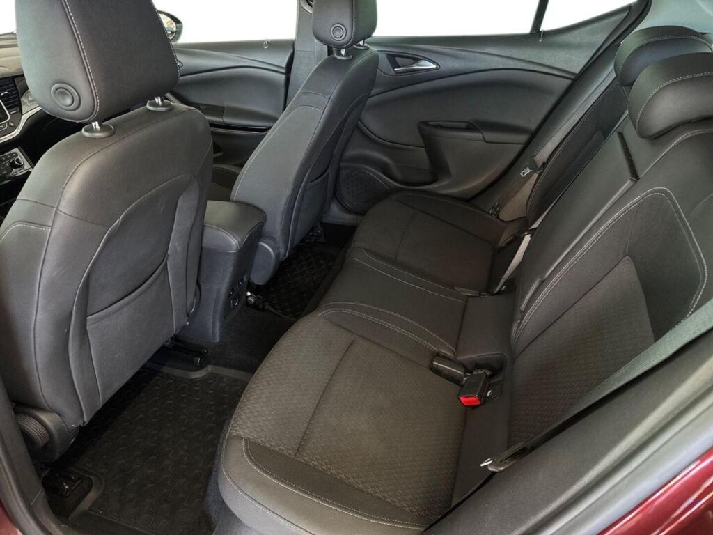 Opel Astra 2018 Punainen
