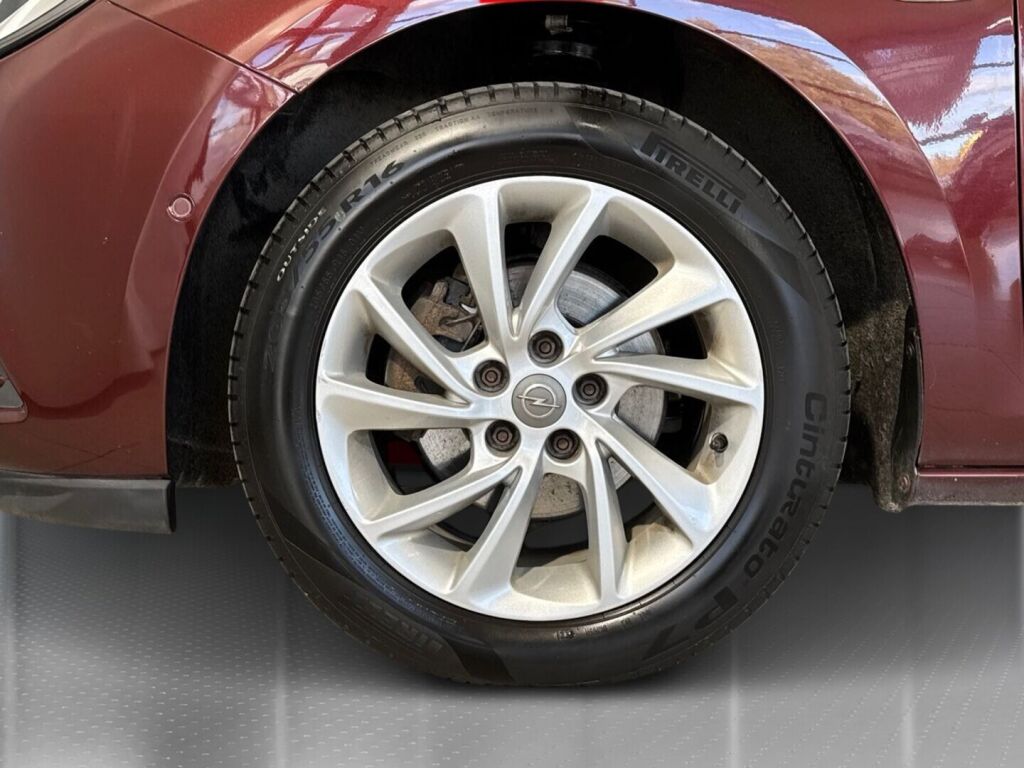 Opel Astra 2018 Punainen