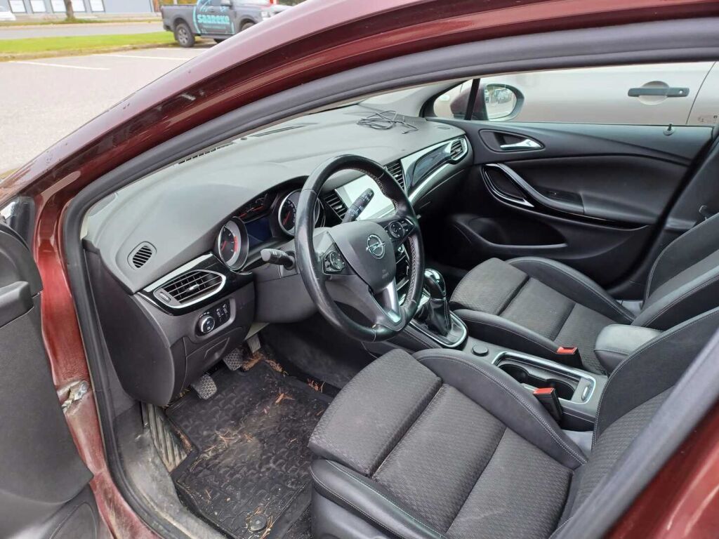 Opel Astra 2018 Punainen