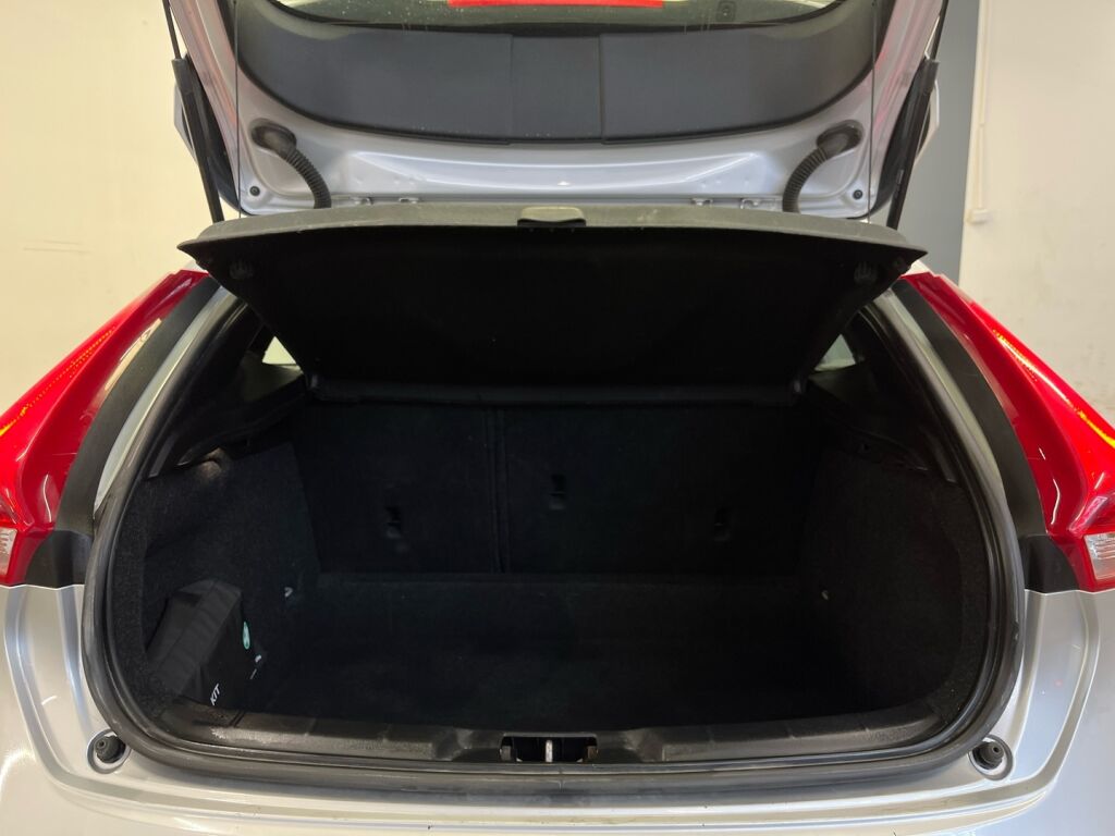 Volvo V40 Cross Country 2018 Met. Harmaa