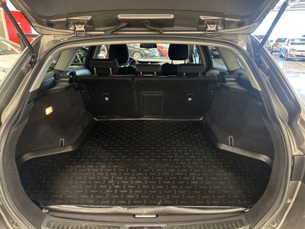 Toyota Avensis 2018 Harmaa