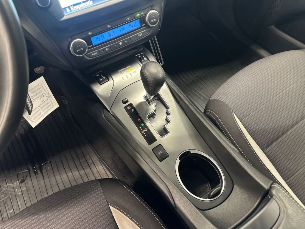 Toyota Avensis 2018 Harmaa