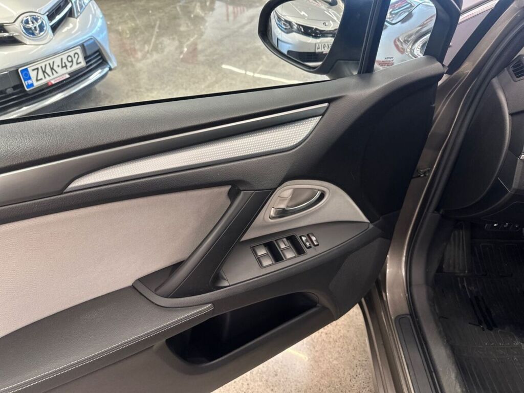 Toyota Avensis 2018 Harmaa