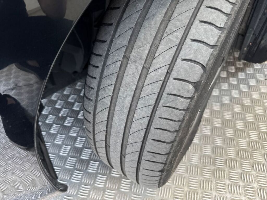 Toyota Auris 2018 Musta