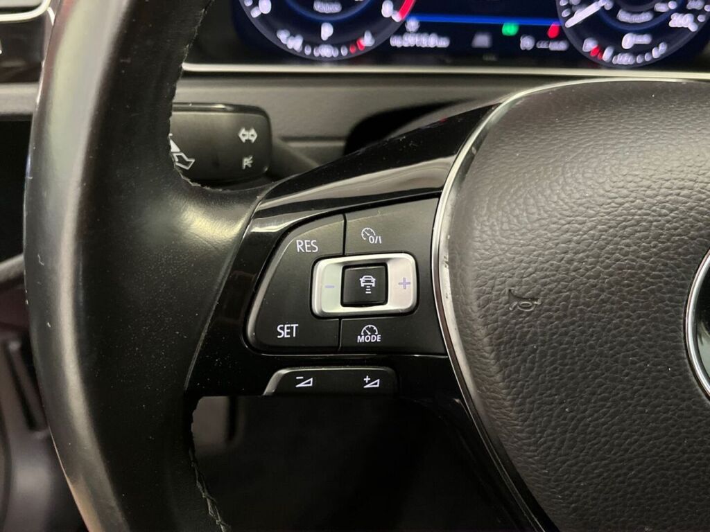 Volkswagen Golf 2018 Punainen
