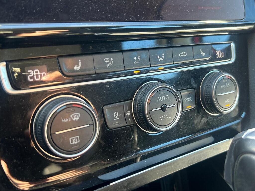 Volkswagen Golf 2018 Punainen