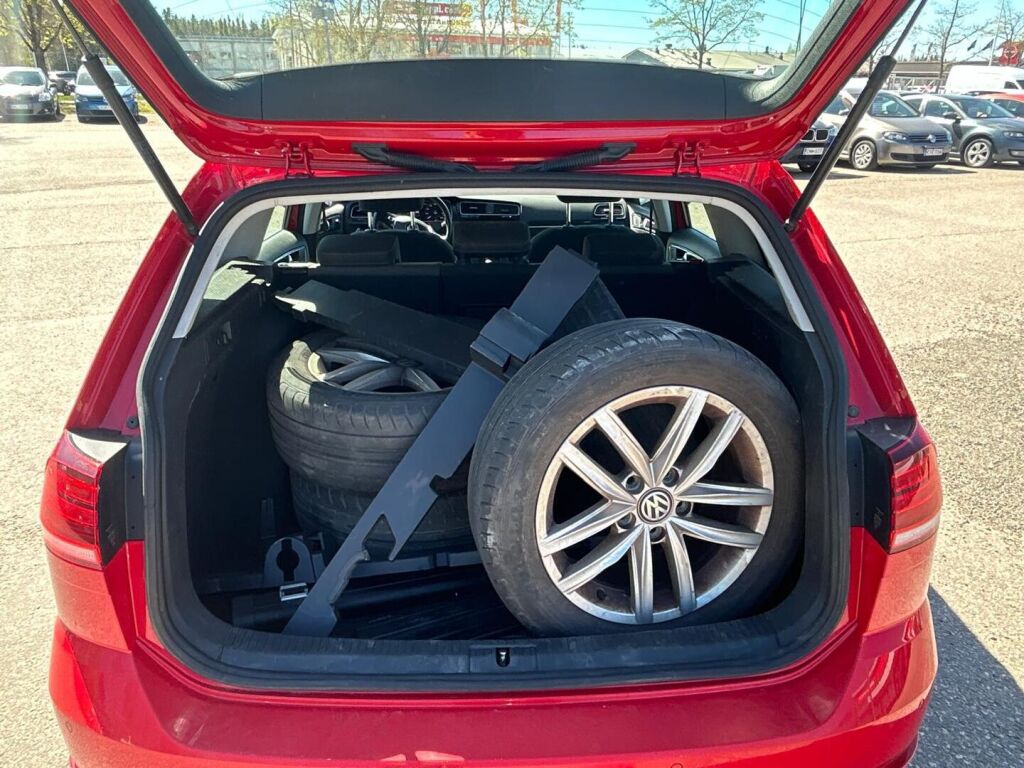 Volkswagen Golf 2018 Punainen
