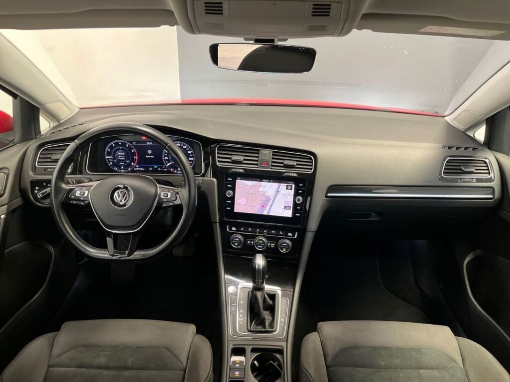 Volkswagen Golf 2018 Punainen