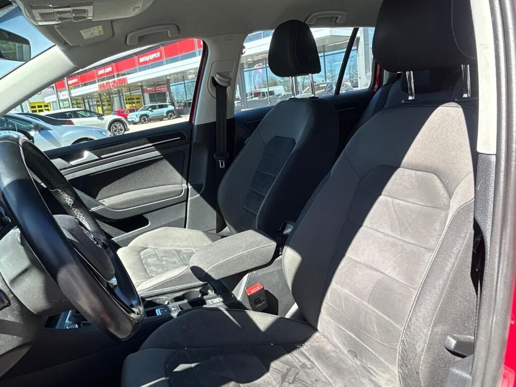 Volkswagen Golf 2018 Punainen